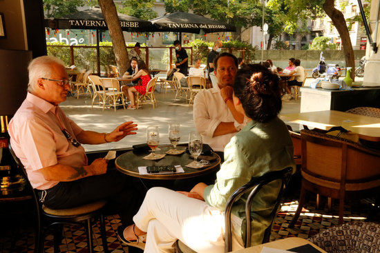 Three people enjoying a drink at a Barcelona terrace (by Carola López)